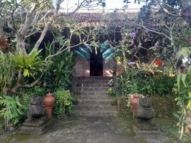 Classic Cottage, 2 Bedrooms, Kitchen | Individually decorated, individually furnished, desk, laptop workspace