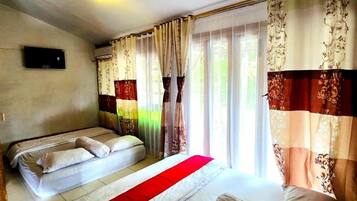 Comfort Villa | Individually decorated, individually furnished, desk, laptop workspace