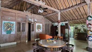 Classic Cottage, 2 Bedrooms, Kitchen | Living area