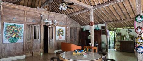 Classic Cottage, 2 Bedrooms, Kitchen | Living area | 40-inch flat-screen TV with cable channels