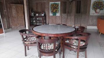 Classic Cottage, 2 Bedrooms, Kitchen | Dining room