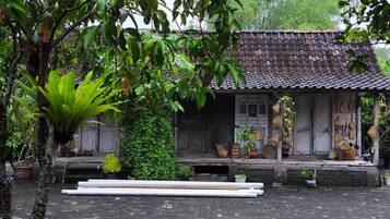 Classic Cottage, 2 Bedrooms, Kitchen | Desk, laptop workspace, free WiFi
