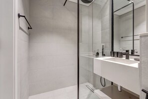 Exclusive Studio, Balcony, Pool View | Bathroom