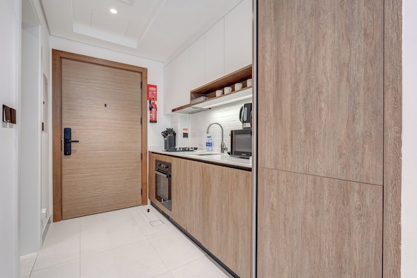 Exclusive Studio, Balcony, Pool View | Private kitchen