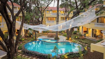 12 outdoor pools
