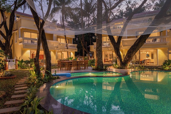 12 outdoor pools