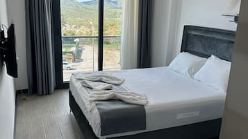 Edredón, decoración personalizada, muebles diferentes y escritorio