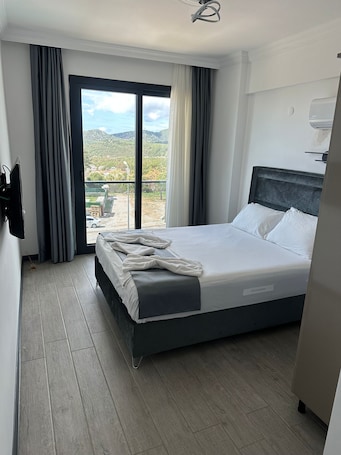 Cubrecamas, decoración personalizada, muebles diferentes y escritorio
