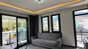 Apartamento de lujo, balcón, vistas a la montaña | Cocina privada | Frigorífico pequeño, microondas y utensilios de cocina