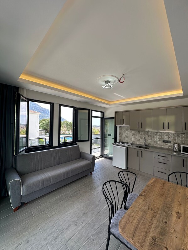 Luxury-Apartment, Balkon, Bergblick | Eigene Küche | Mini-Kühlschrank, Mikrowelle, Kochgeschirr/Geschirr/Besteck