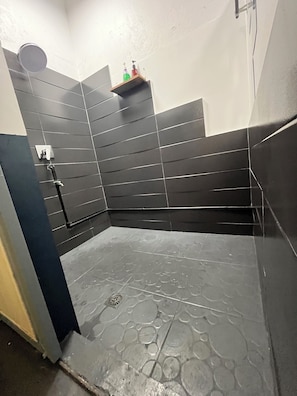 Douche, sĂšche-cheveux, serviettes fournies, savon