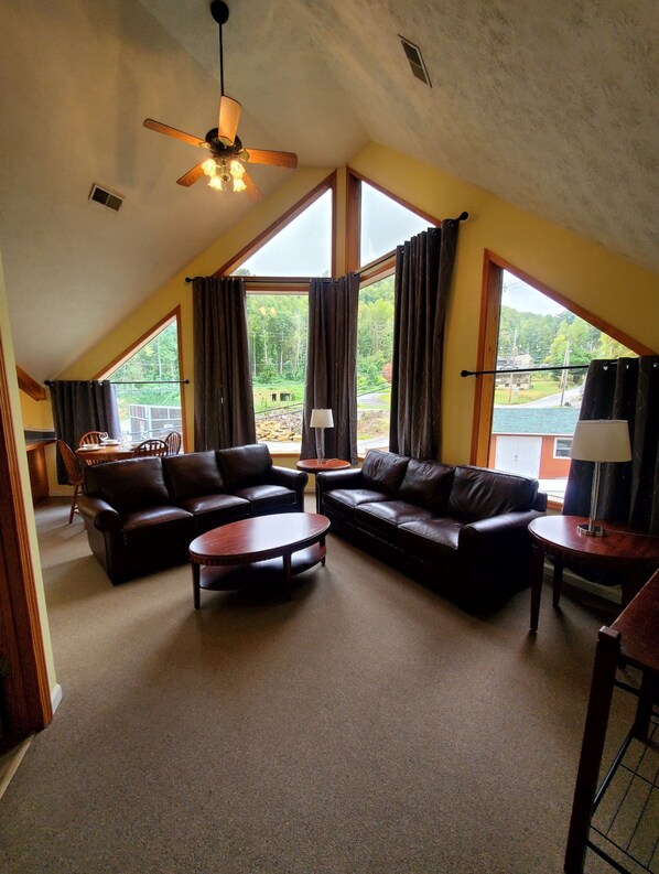 Comfort Condo, 1 Bedroom, Balcony, Mountain View | Living room