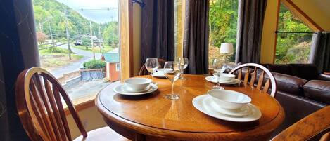 Condo conforto, 1 quarto, sacada, vista para a montanha | Opções para refeição no quarto