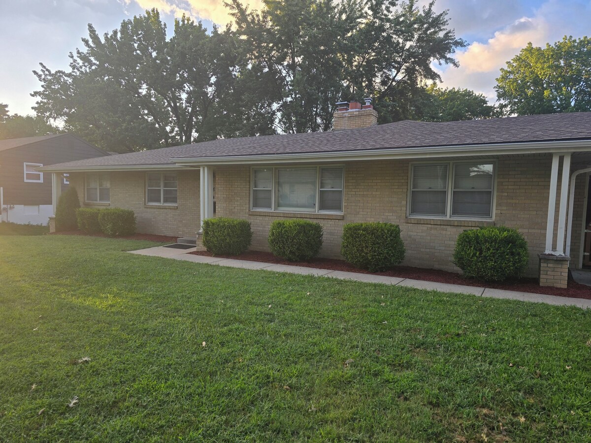 Charming house with easy access to the highway and shopping. Quiet neighborhood