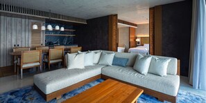 Artículos del minibar gratis y caja de seguridad en la habitación 