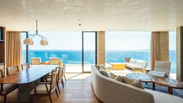 Suite presidencial, 2 habitaciones, alberca privada, vista al océano (Hot Spring, Non Smoking) | Artículos del minibar gratis y caja de seguridad en la habitación