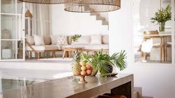 Refrigerador, microondas, placa de cocina, cafetera/tetera