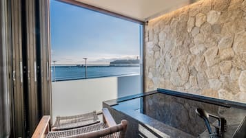 Perlengkapan mandi gratis, pengering rambut, sandal, dan handuk