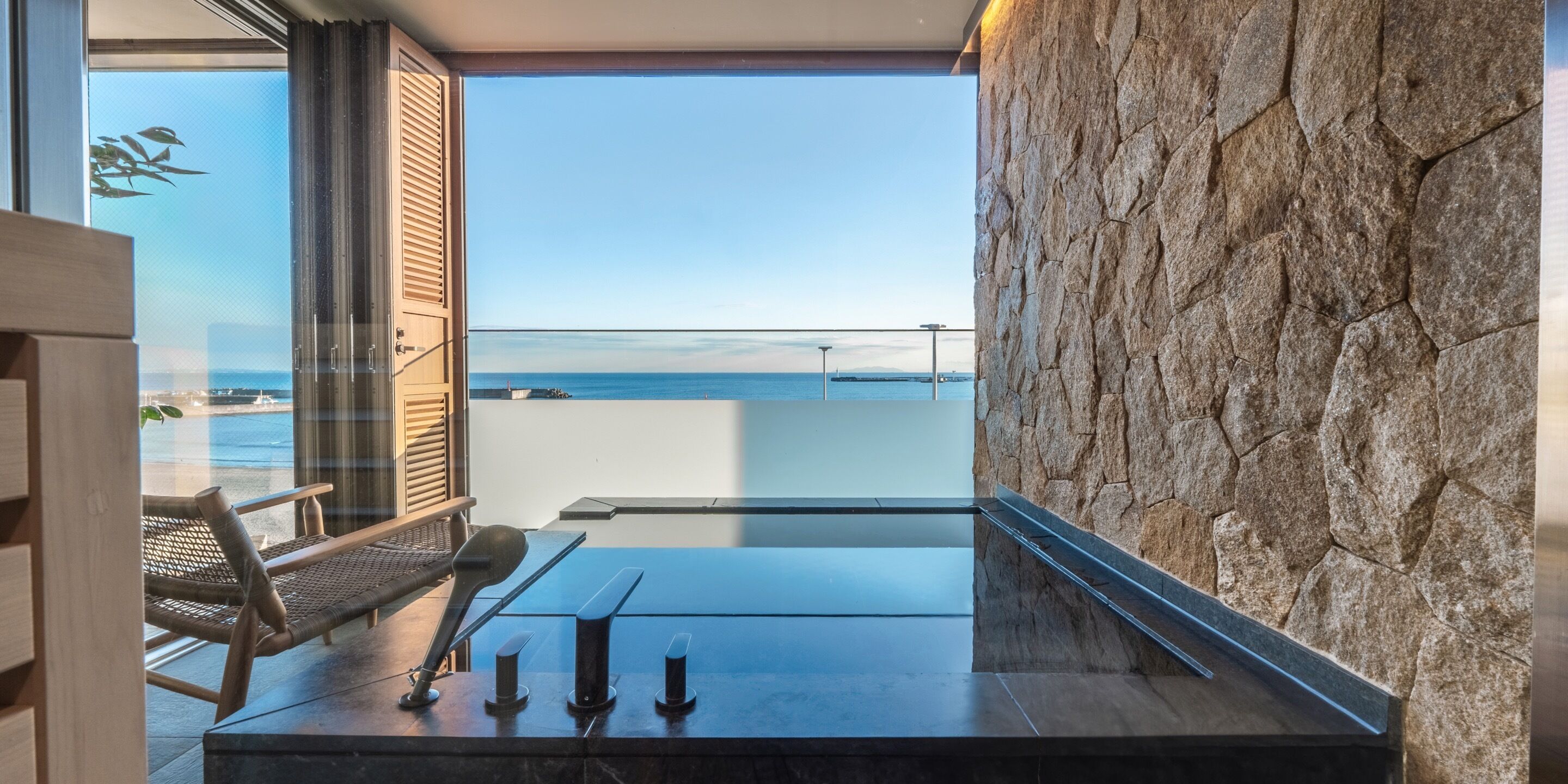 バスアメニティ (無料)、ヘアドライヤー、バスローブ、スリッパ