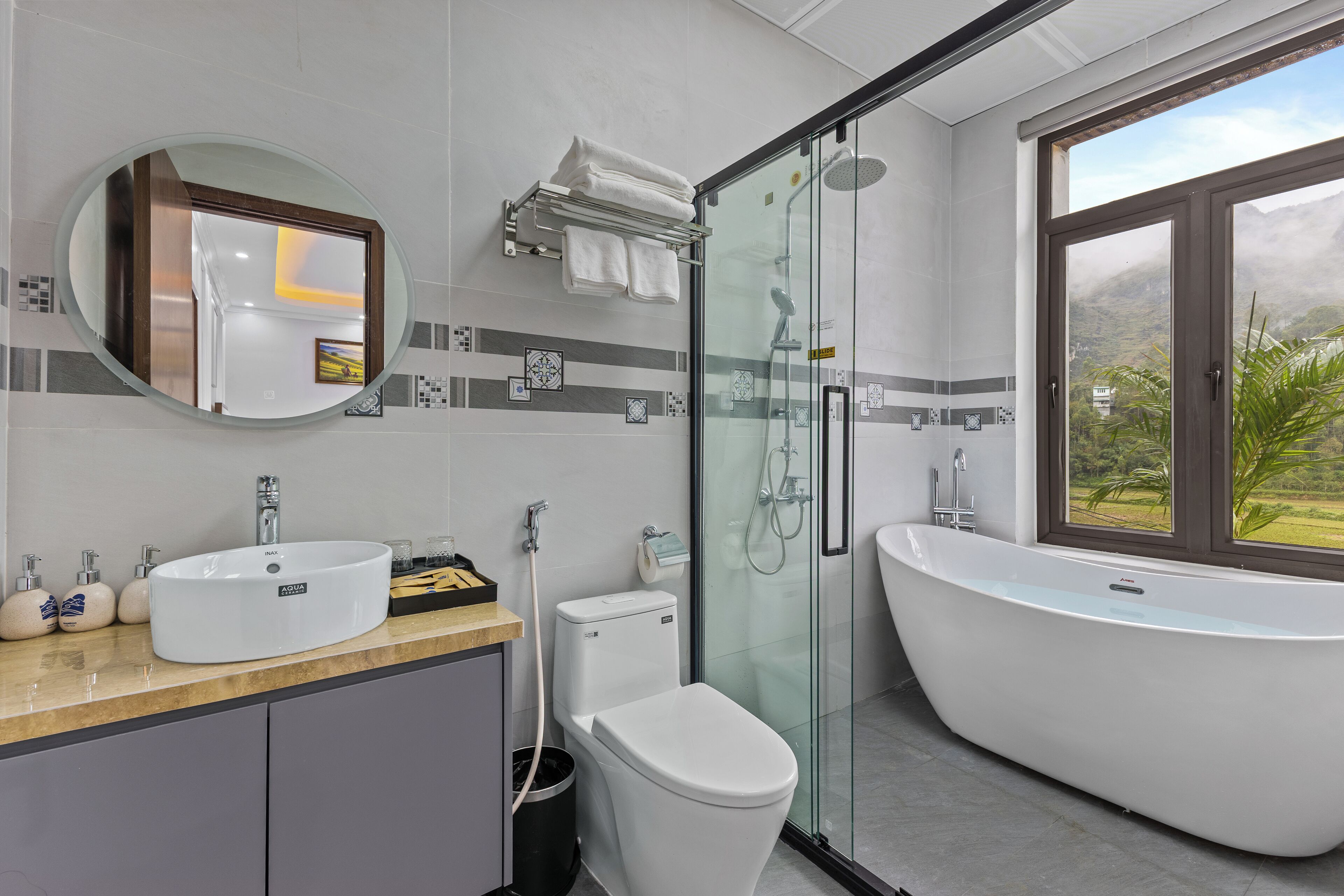 Suite, Balcony, Mountain View | Bathroom | Free toiletries, hair dryer, slippers, soap