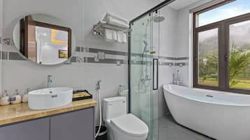Suite, Balcony, Mountain View | Bilik Mandi | Kelengkapan dandanan diri percuma, pengering rambut, selipar, sabun