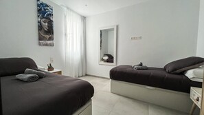 2 habitaciones, tabla de planchar con plancha, wifi y ropa de cama 
