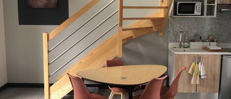 家庭套房 | 高档床上用品、笔记本电脑工作区、床单