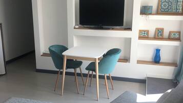 Comfort tweepersoonskamer | Luxe beddengoed, een laptopwerkplek, beddengoed