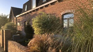 Un edificio de ladrillo con techo inclinado y una ventana pequeña.