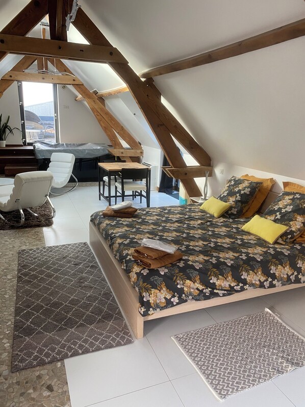 Premium bedding, laptop workspace, bed sheets - Aux Herbes Hautes (Fleurbaix)