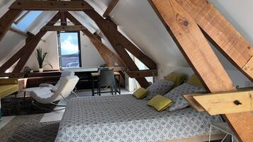 Deluxe tweepersoonskamer | Luxe beddengoed, een laptopwerkplek, beddengoed