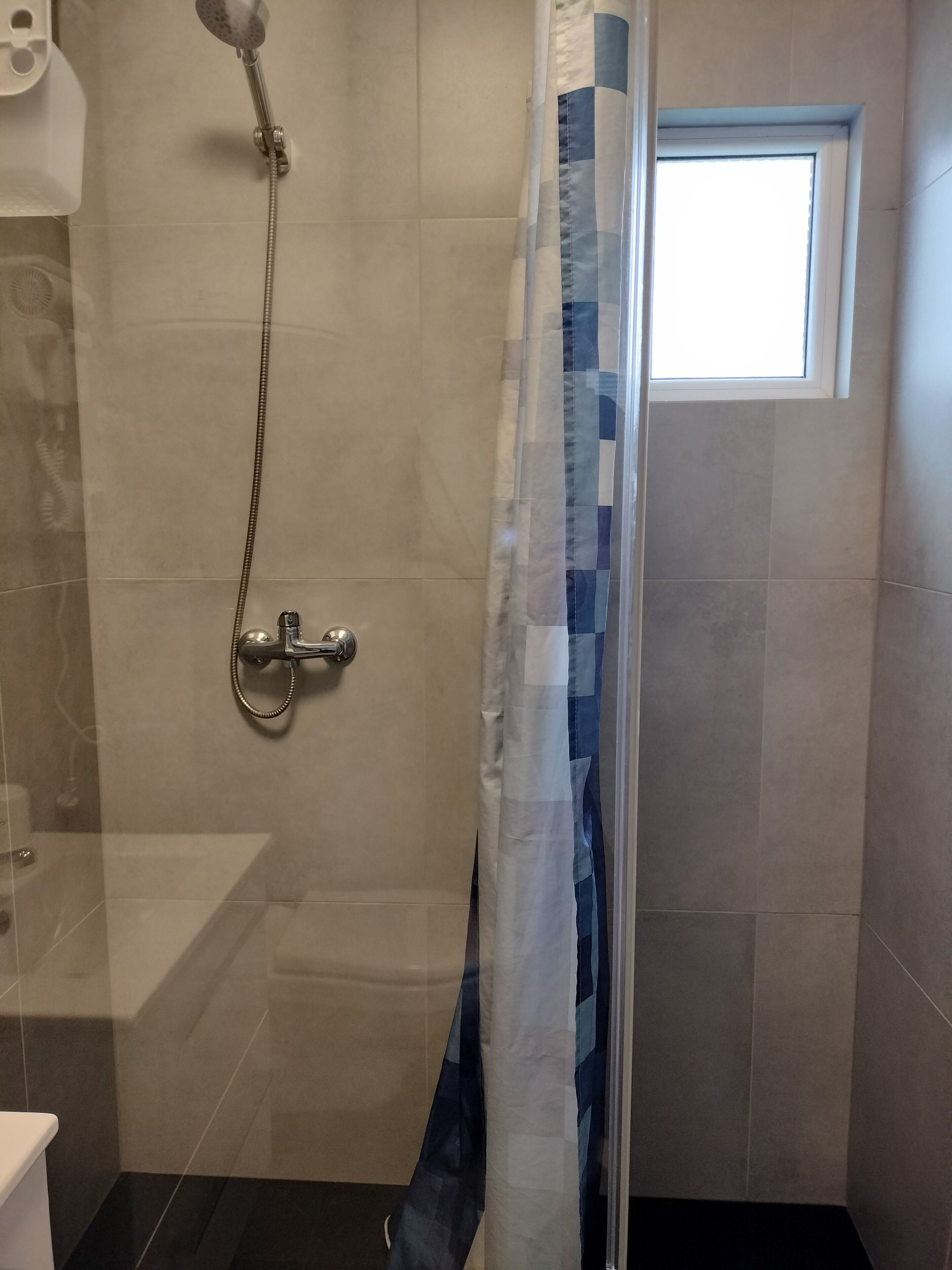 Buồng tắm vòi sen, máy sấy tóc, xà phòng, giấy vệ sinh 