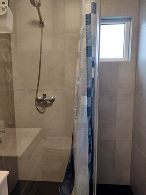 Shower, hair dryer, soap, toilet paper - Domki Trebor (Międzyzdroje)