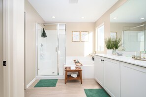 シャワー、ヘアドライヤー、タオル、石鹸