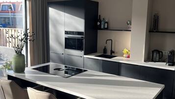 Micro-ondes, four, plaque de cuisson, lave-vaisselle