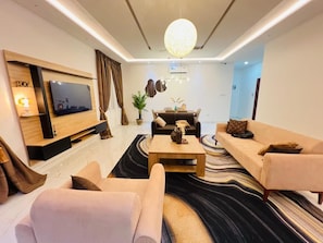 Deluxe Suite, 3 Bedrooms, Housekeeping, Hill View | Living area | 32-inch Smart TV with digital channels