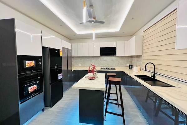 Deluxe Suite, 3 Bedrooms, Housekeeping, Hill View | Private kitchen | Full-size fridge, microwave, oven, stovetop