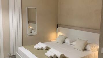 Double Room | In-room safe, desk, laptop workspace, free WiFi