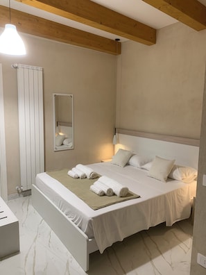 Double Room | In-room safe, desk, laptop workspace, free WiFi