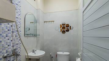 Regadera, toallas, jabón, papel de baño