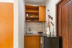 Refrigerador con freezer, placa de cocina, utensilios de cocina