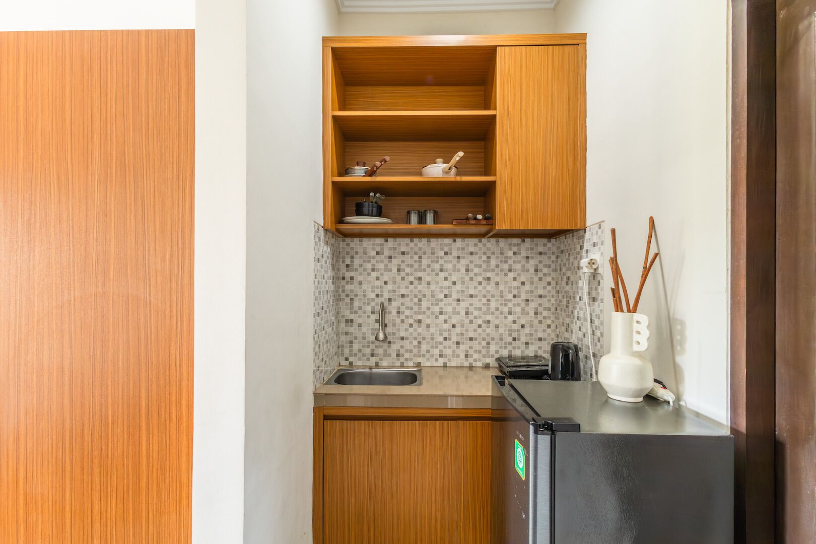 Full-size fridge, stovetop, cookware/dishes/utensils