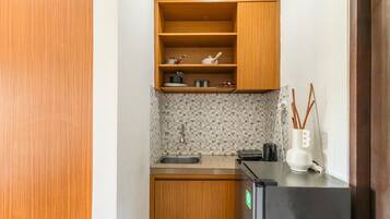 Lemari es besar, kompor, dan peralatan masak/sendok-piring