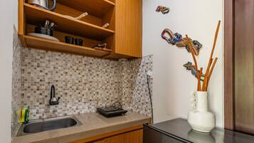 Full-size fridge, stovetop, cookware/dishes/utensils