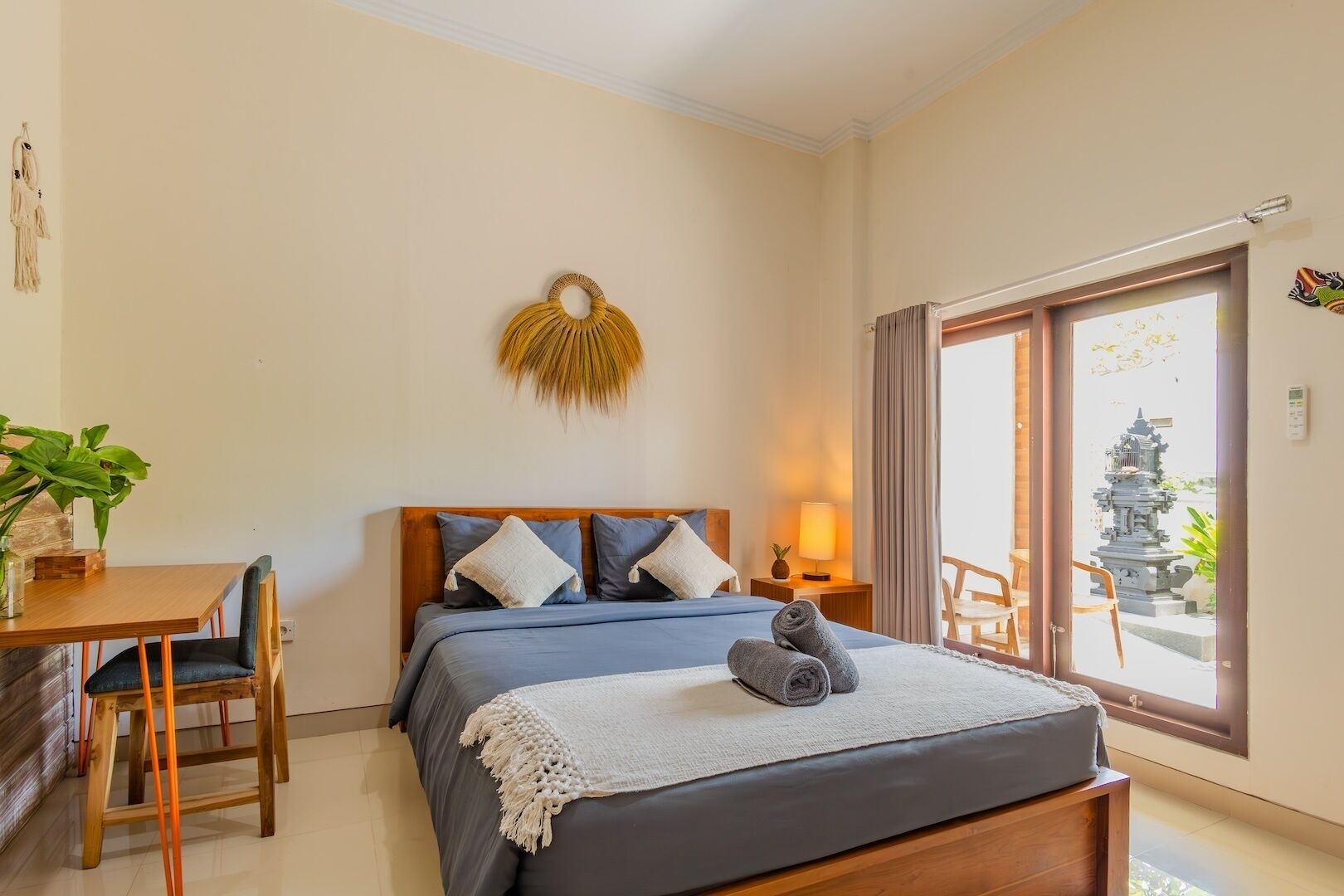 Desk, laptop workspace, free WiFi