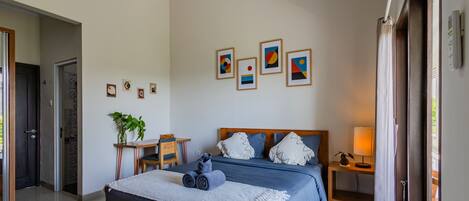 Skrivbord, arbetsyta för laptop och gratis wi-fi