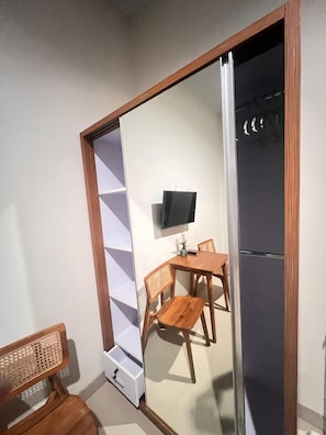 Bureau, espace de travail pour ordinateur portable, Wi-Fi gratuit