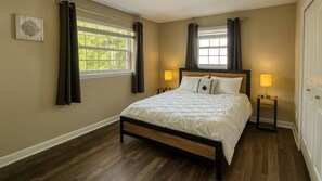 5 Schlafzimmer, Schreibtisch, Bügeleisen/Bügelbrett, Reisekinderbett