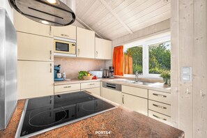 Kjøleskap, mikrobølgeovn, ovn og kokeplater