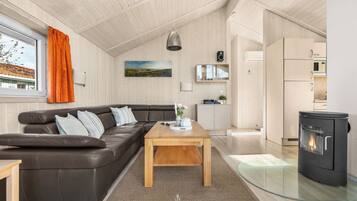 Televisión, chimenea, reproductor de DVD, estéreo